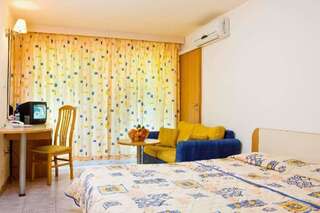 Отель Hotel Orhidea Албена Двухместный номер с 1 кроватью (для 2 взрослых и 2 детей)-2